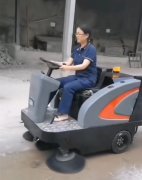 揚(yáng)子S6敞篷中型駕駛掃地車交付